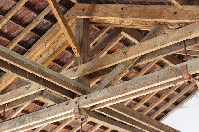 Charpente en bois sous une couverture en tuiles