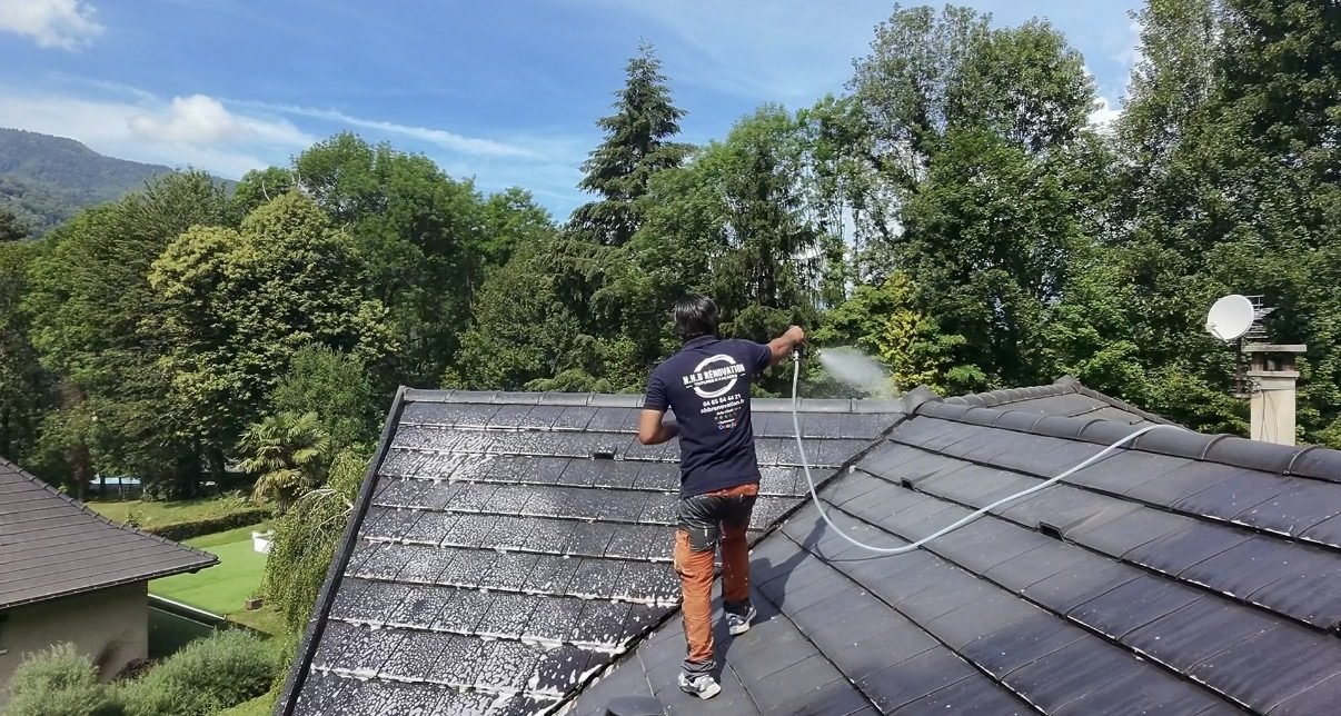 Traitement DALEP 2-en-1 en cours sur toiture — N.H.B Rénovation