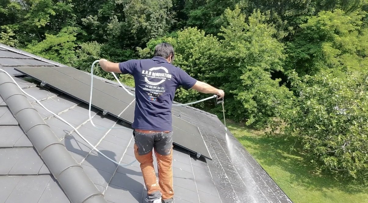 Projection DALEP 2-en-1 sur toiture avec panneaux solaires — N.H.B Rénovation