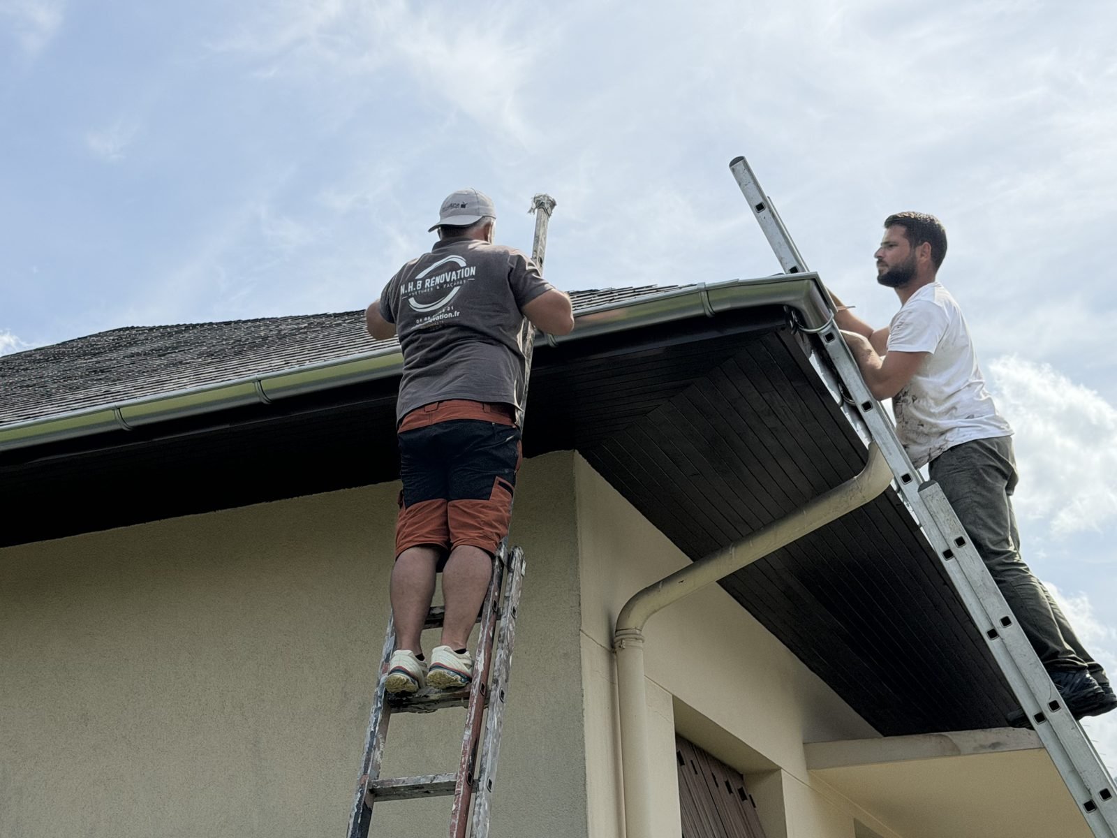 Équipe N.H.B Rénovation en intervention sur gouttières et bandeaux