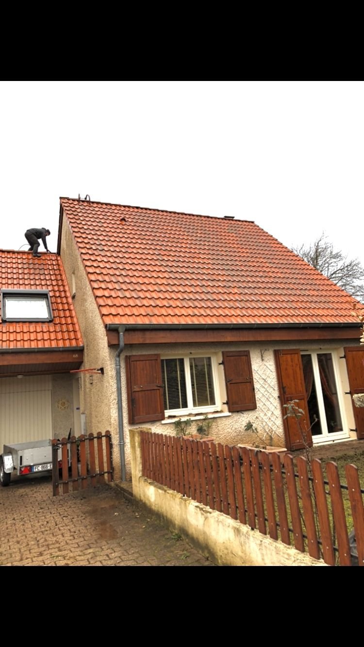 Ouvrier en démoussage de toiture NHB