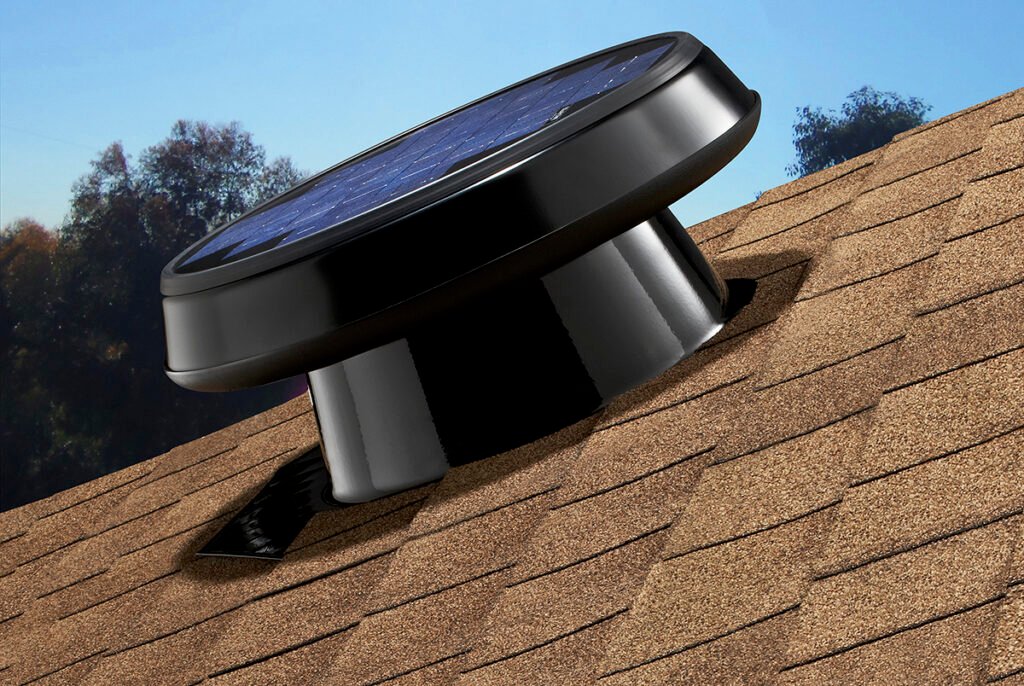 Extracteur d’air solaire installé sur une toiture en tuiles pour ventiler les combles