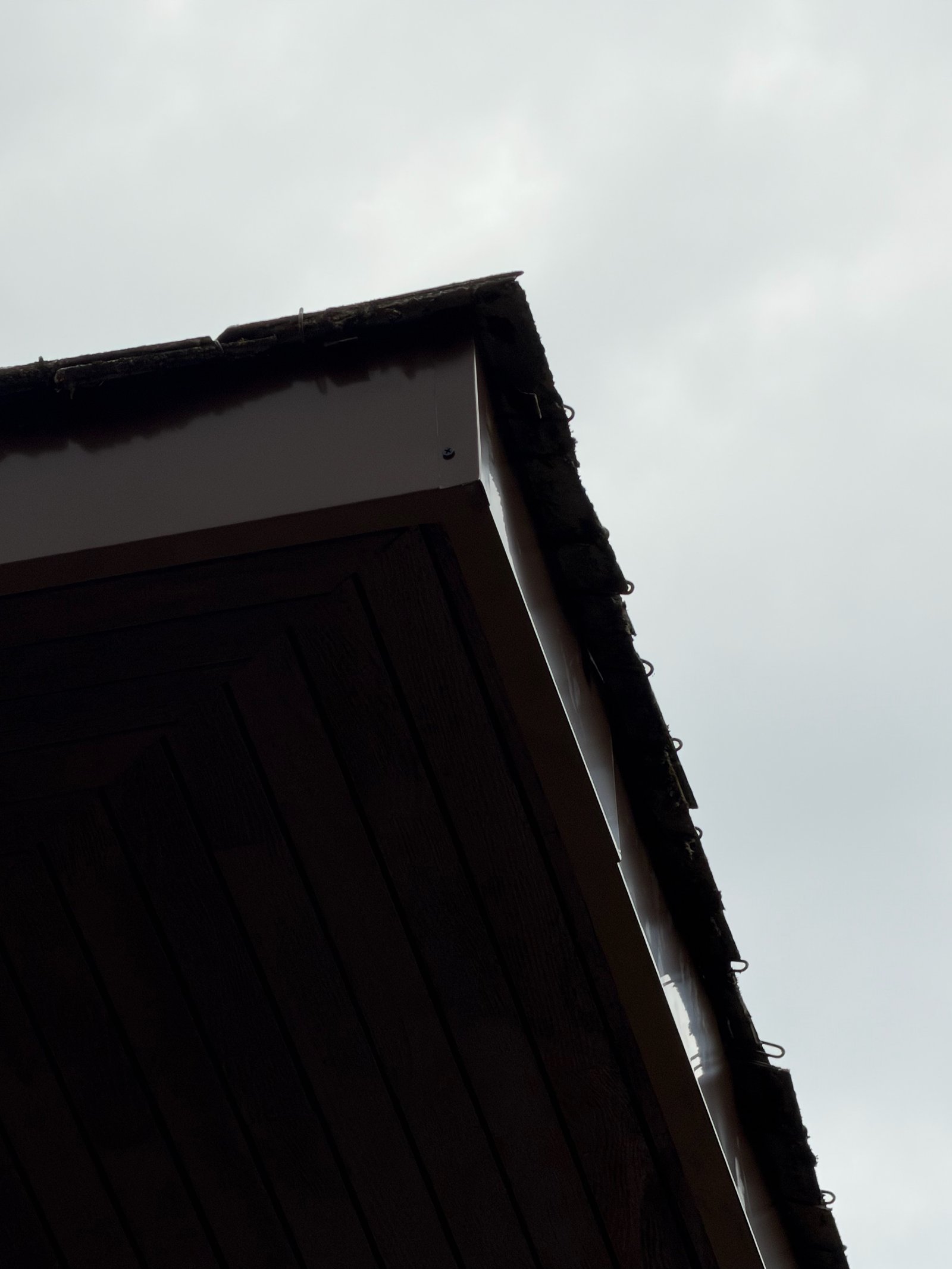 Détail d’angle — habillage de bandeau alu et sous-face de débord