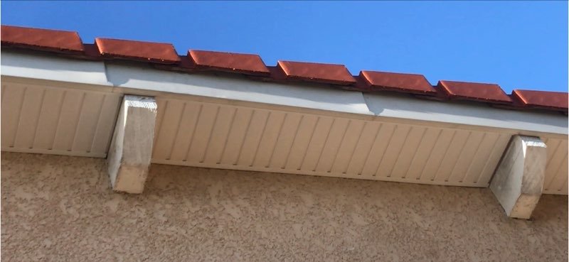 Après — habillage sous toiture / frisette PVC