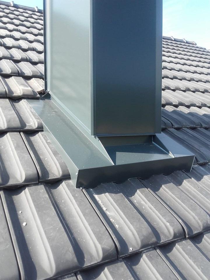 Habillage aluminium anthracite — finition métallique autour d’un conduit