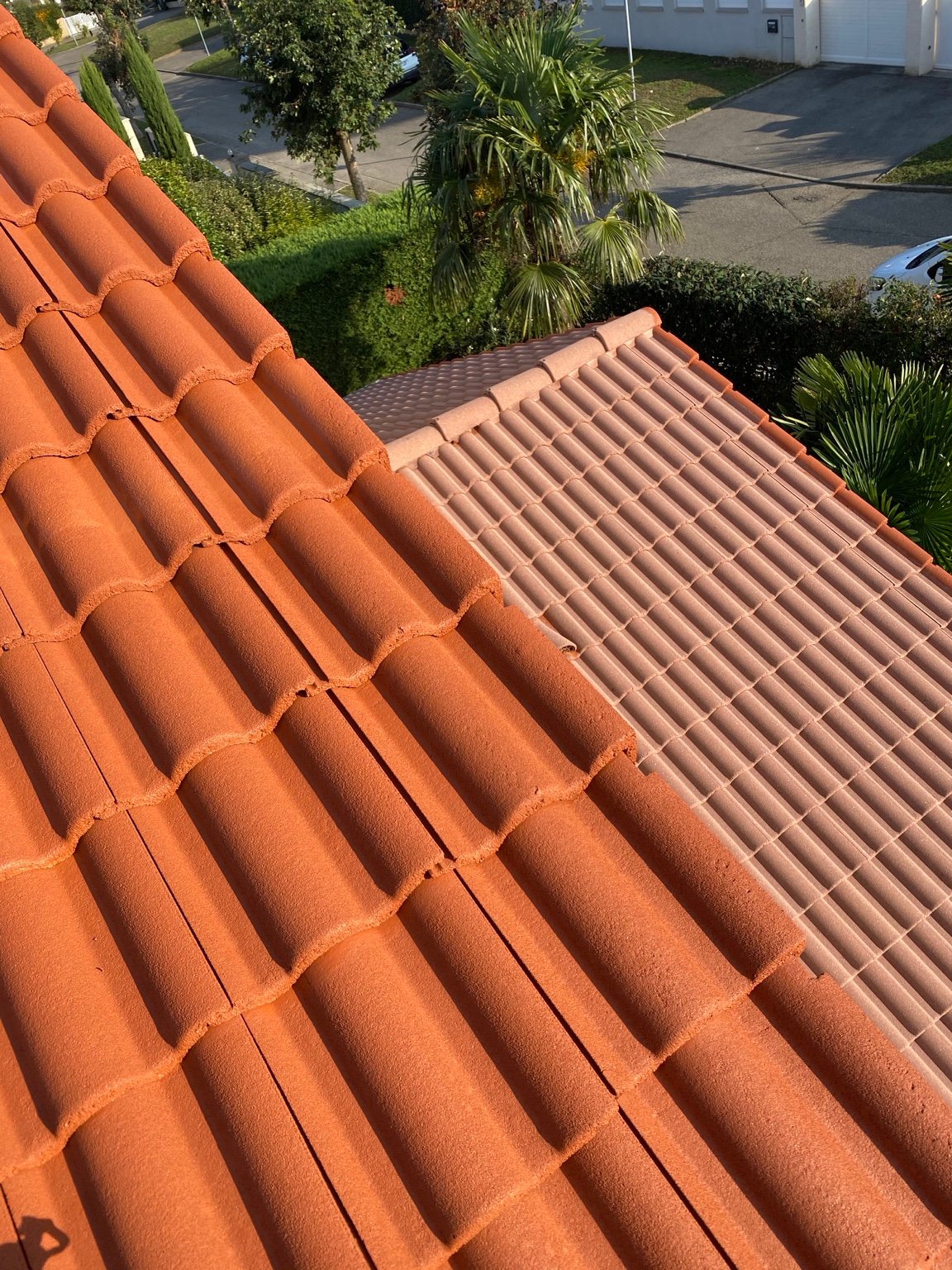 Toiture de maison déjà traitée en hydrofuge coloré et toiture du garage en attente, avec préparation des rives au pinceau