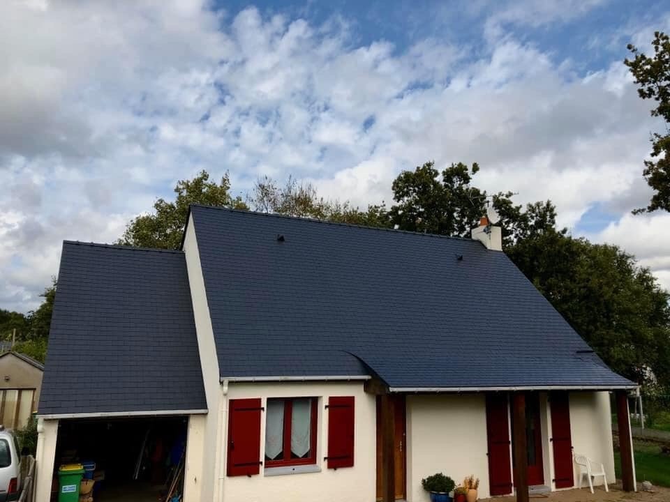 Toiture après application d’un hydrofuge coloré par NHB Rénovation