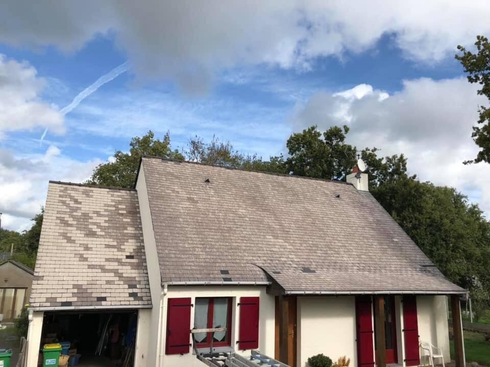 Toiture avant application d’un hydrofuge coloré par NHB Rénovation