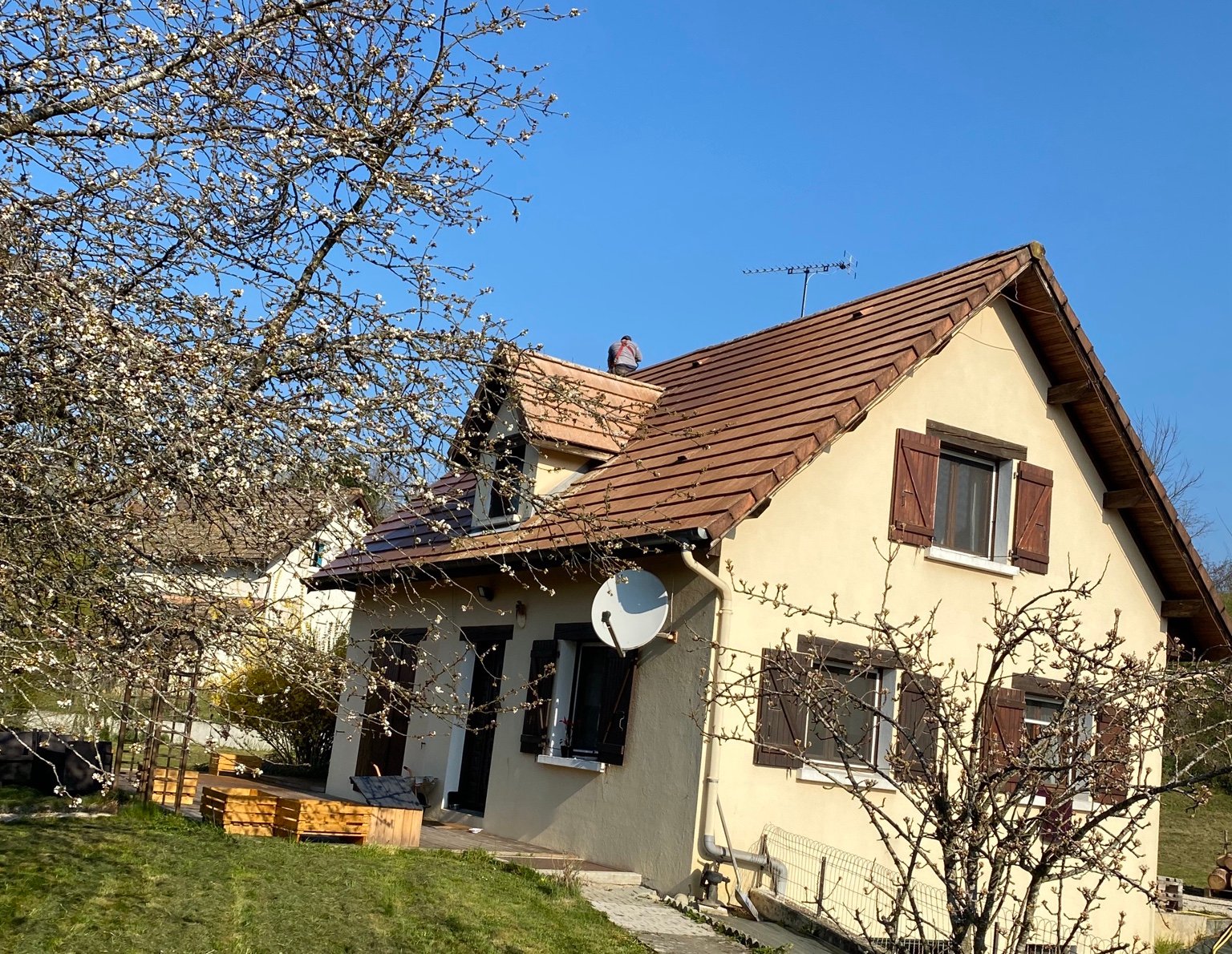 Maison avant hydrofugation de toiture par NHB Rénovation