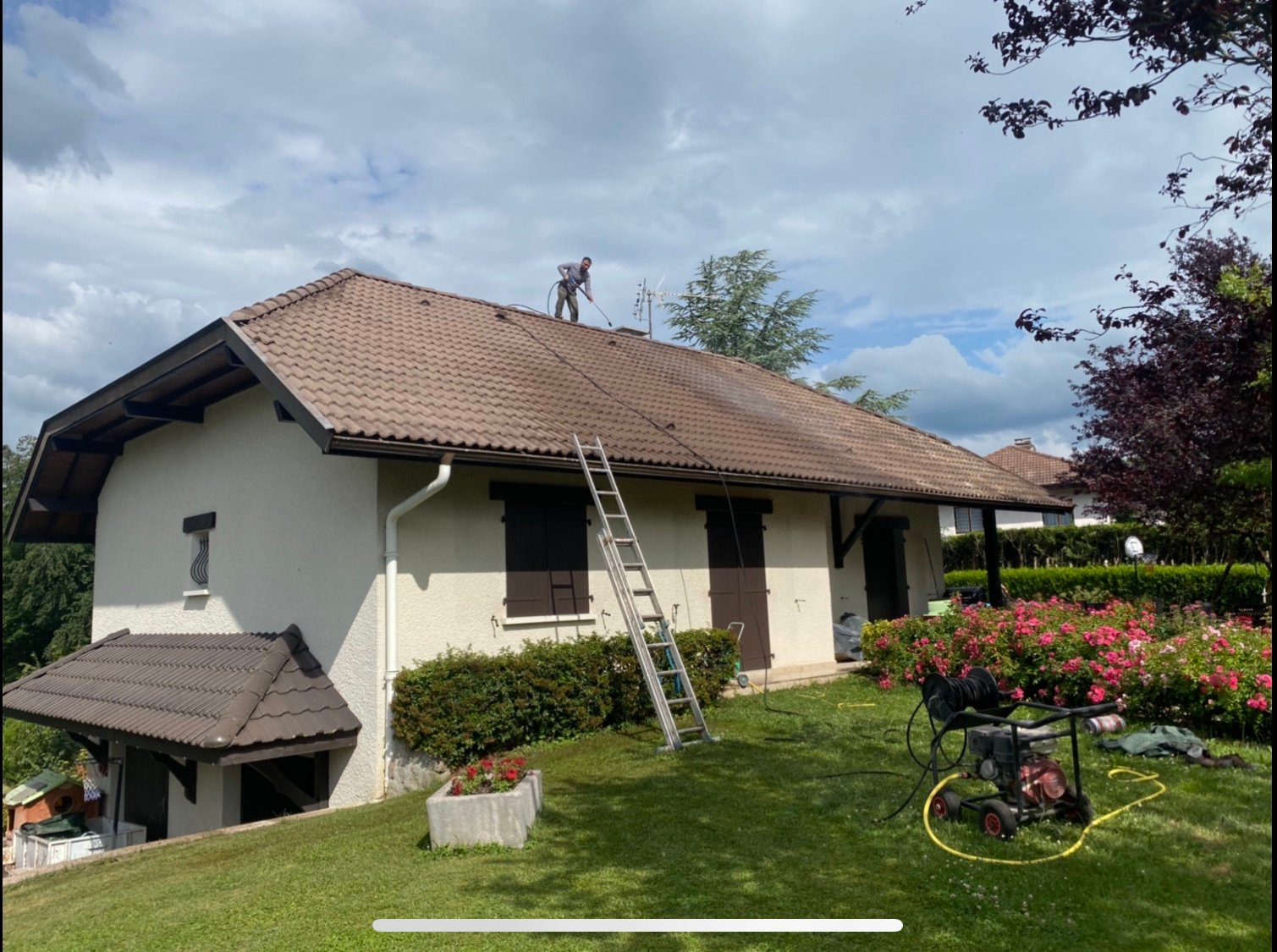 Nettoyage de la toiture en cours avant la finition colorée